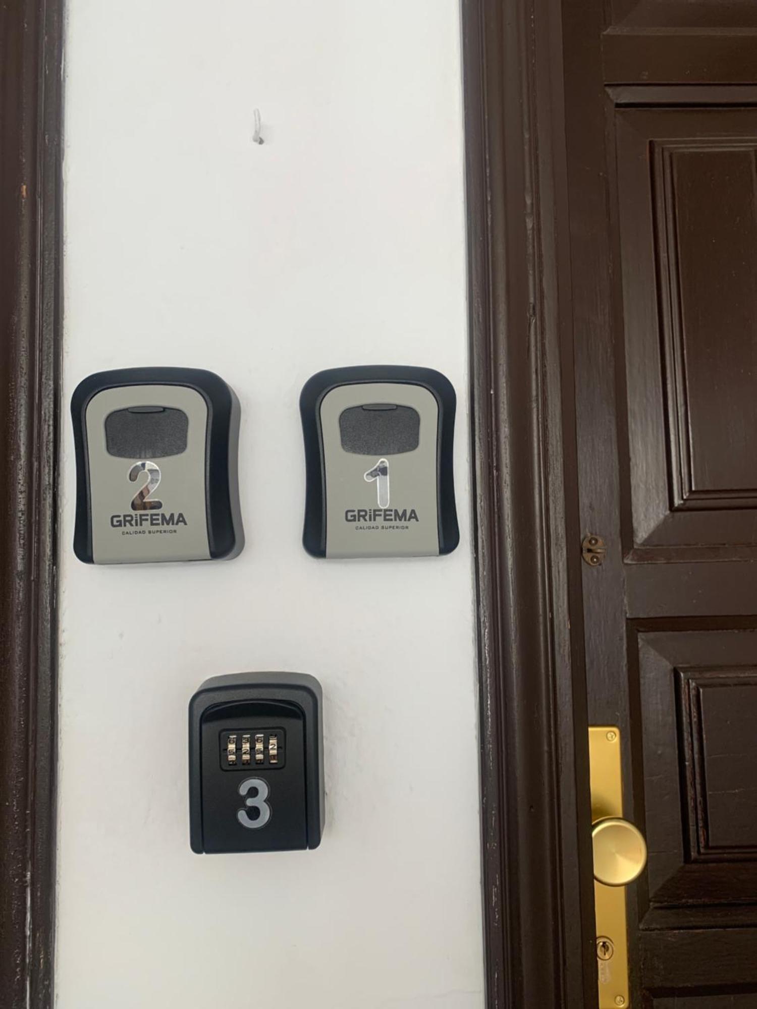Habitaciones Privadas Cerca De La Playa Y Aeropuerto En Casa Compartida Con Otros Huespedes Playa Honda  Eksteriør billede
